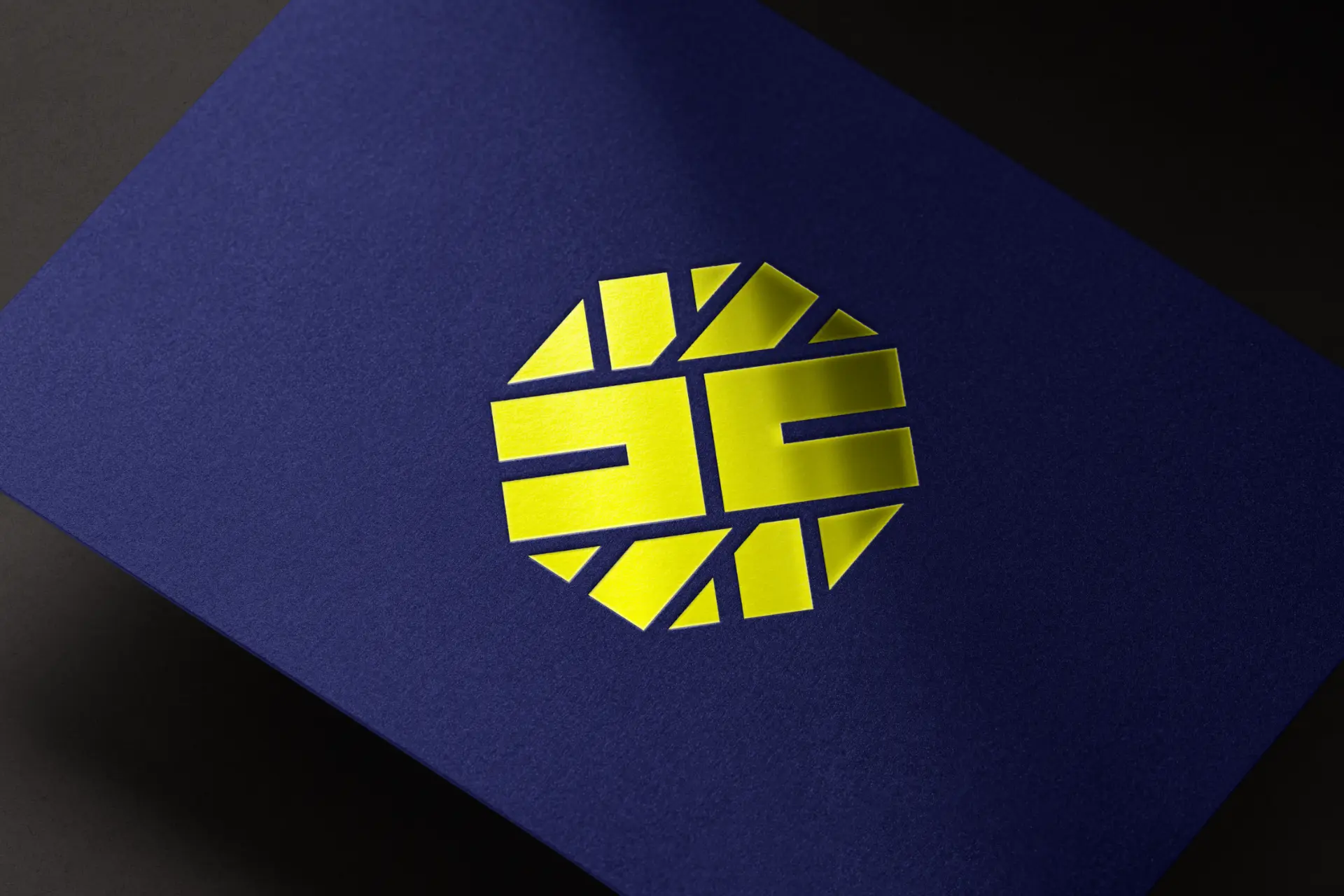 Símbolo Chronus em amarelo institucional aplicado sobre papel azul profundo.